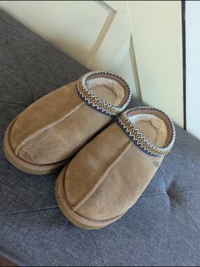 UGG Kids Tazman Chestnut Tan Suede Shearling Slip-On Slippers